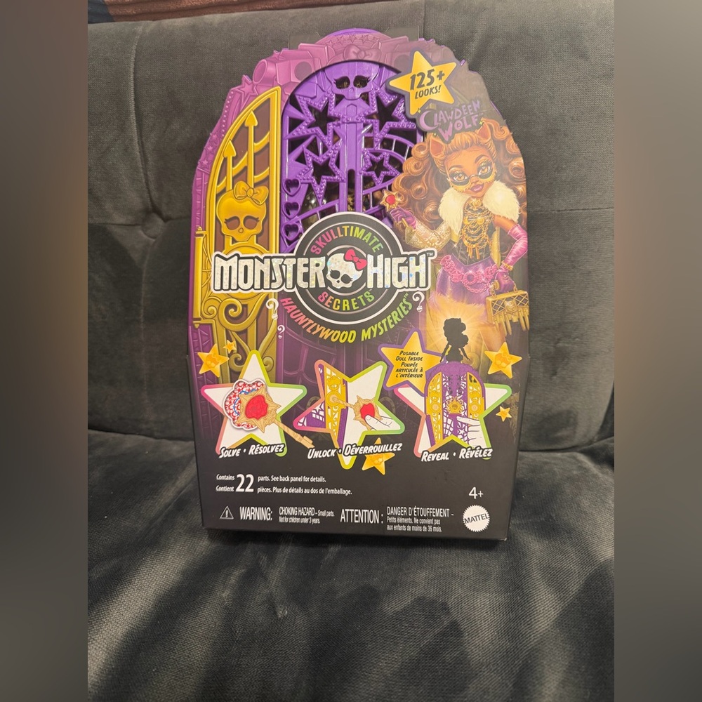 Monster High Skulltimate Secrets Hollywood Mysteries - Clawdeen Doll with Closet